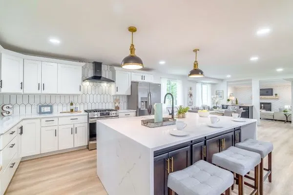 10th Avenue Real Estate Logo