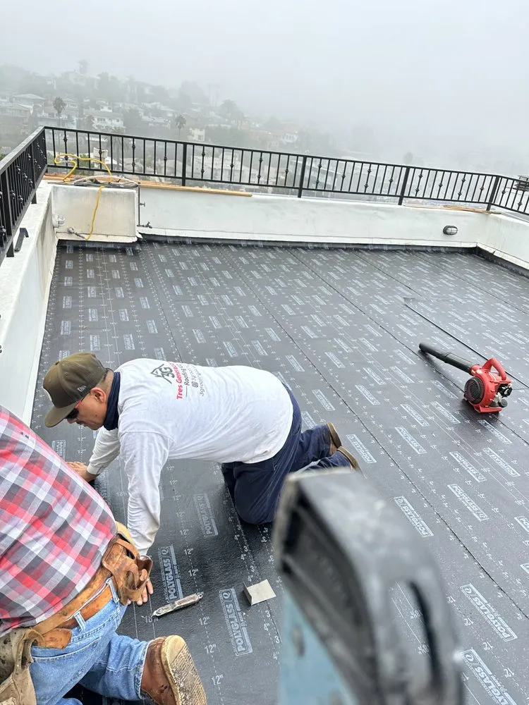 Slide of 3G Tres Generaciones Roofing