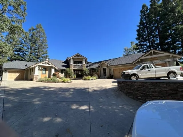 Slide of A. Mendoza Roofing