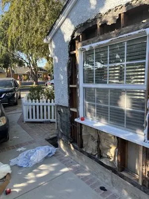 A R Contracting  Logo