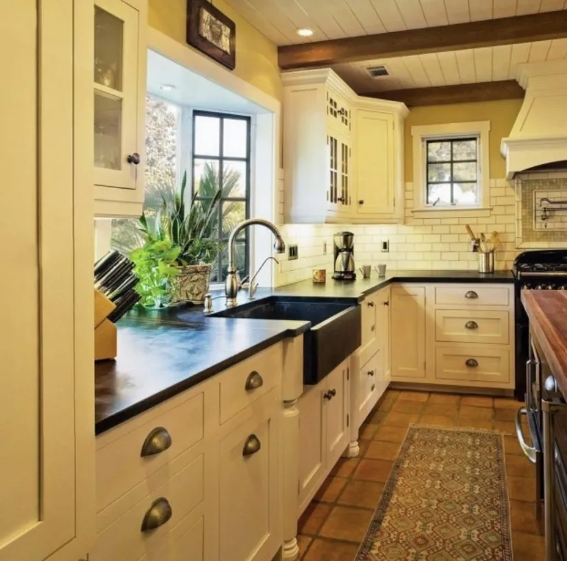 Slide of Acacia General Contractors