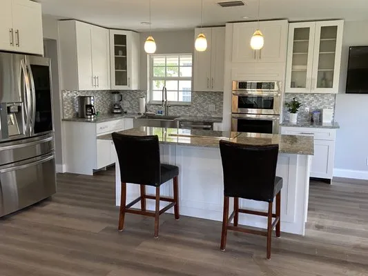 Advantage Building & Roofing Logo