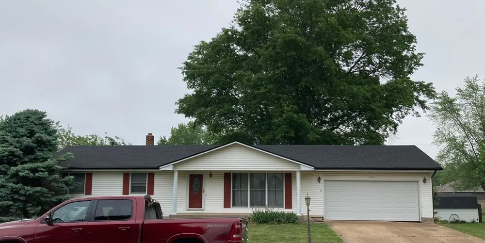 Expert shingle roofing service experts serving St. Louis, MO - Advocate Construction