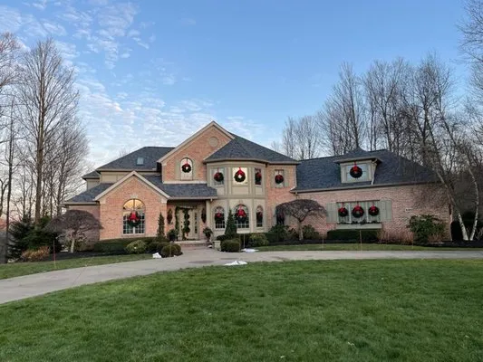 A&J SEAMLESS GUTTER Logo