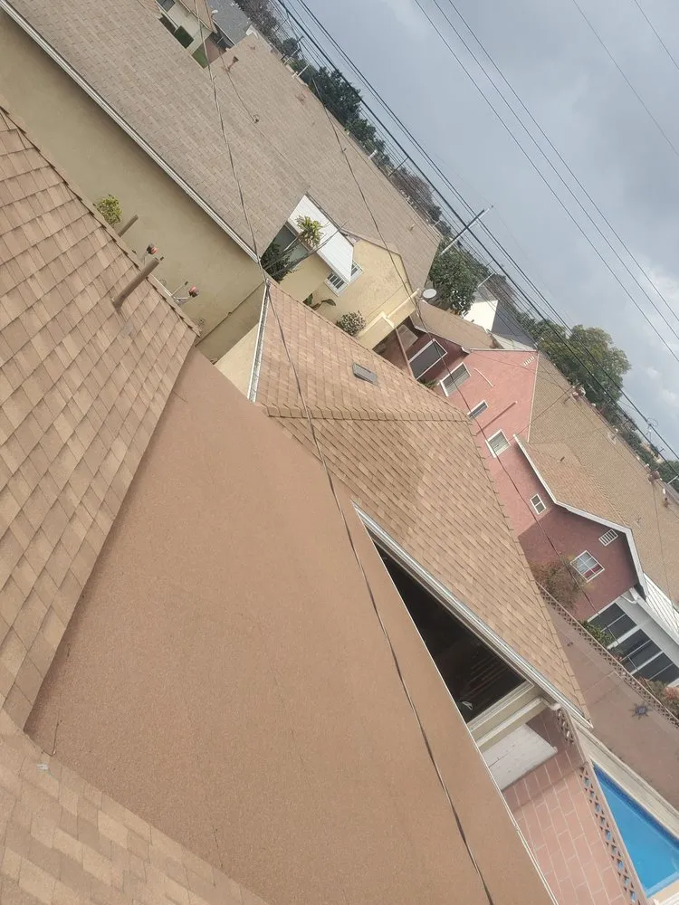 Slide of Alitas Roofing