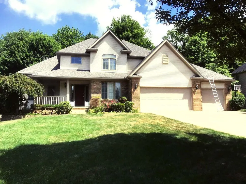 Trusted roof repair in Lee's Summit, MO by Aspen Contracting
