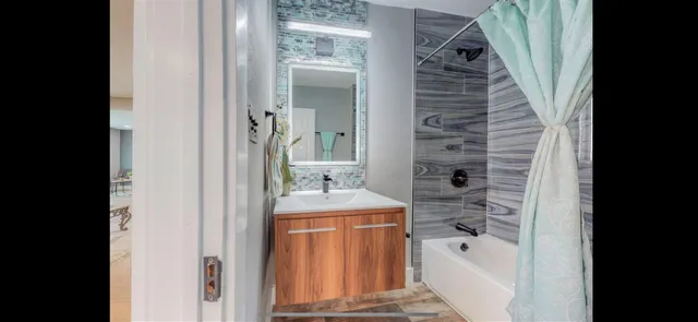 Slide of Atlantis Construction