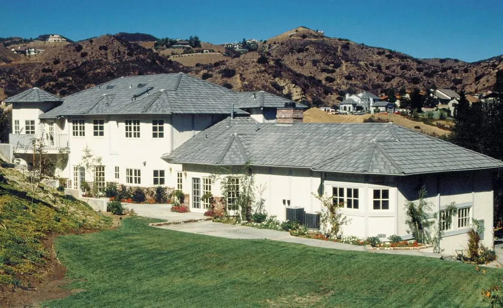 Slide of Bilt-Well Roofing