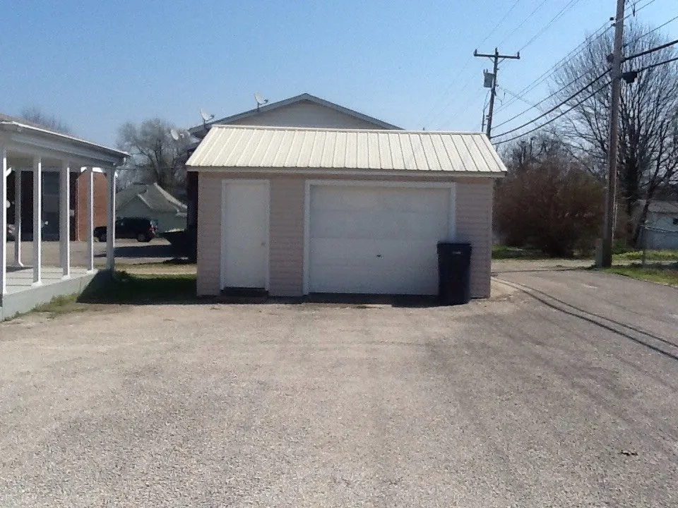 Professional shingle roofing service experts serving Norwood, MO - B&J Metals