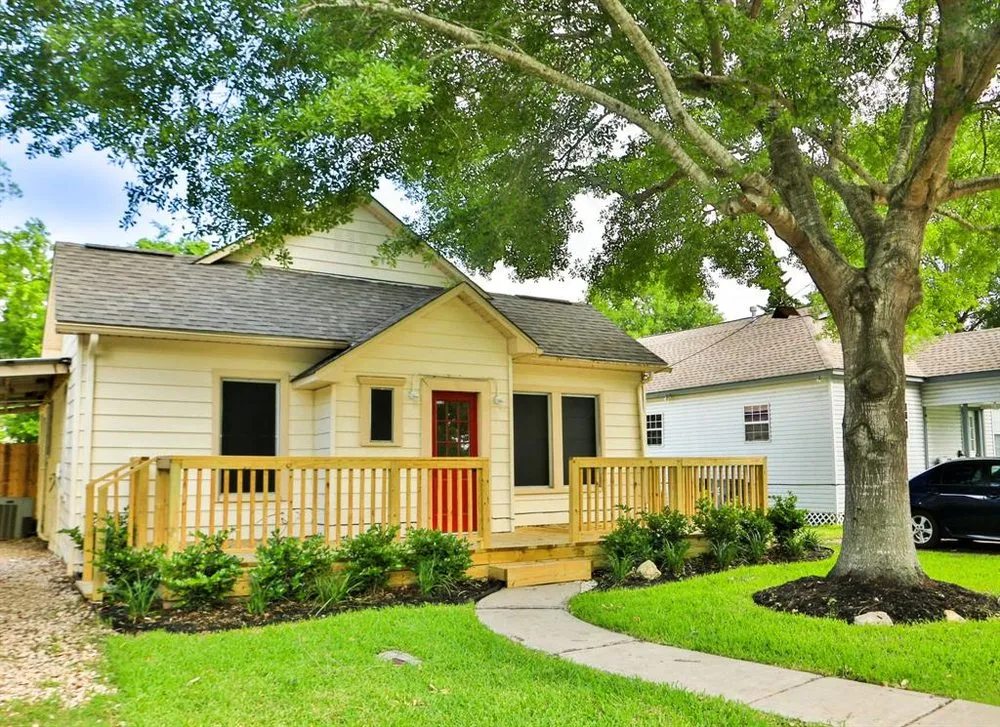 Reliable flat roof repair experts serving Needviile, TX - Bridges Development Group