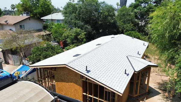 Canelas Roofing Logo