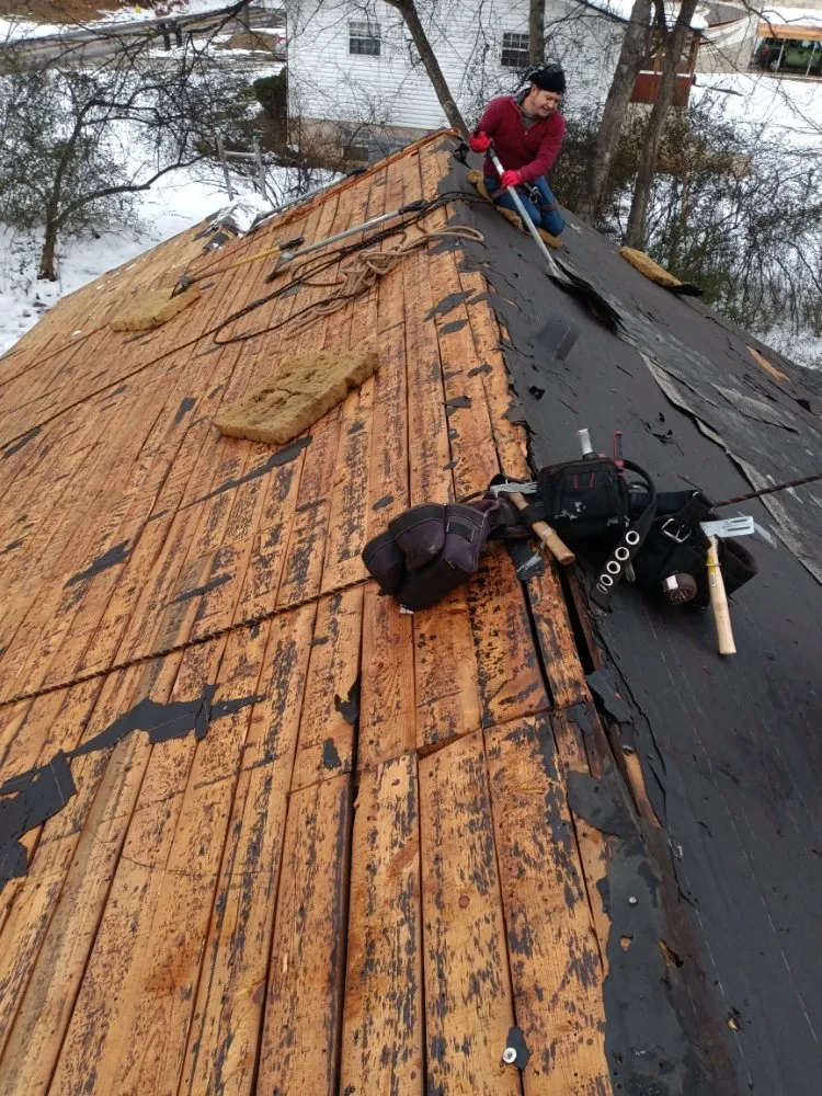 Slide of Cáceres Roofing