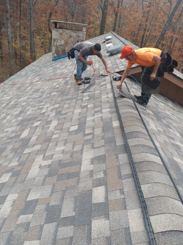 Slide of Cáceres Roofing