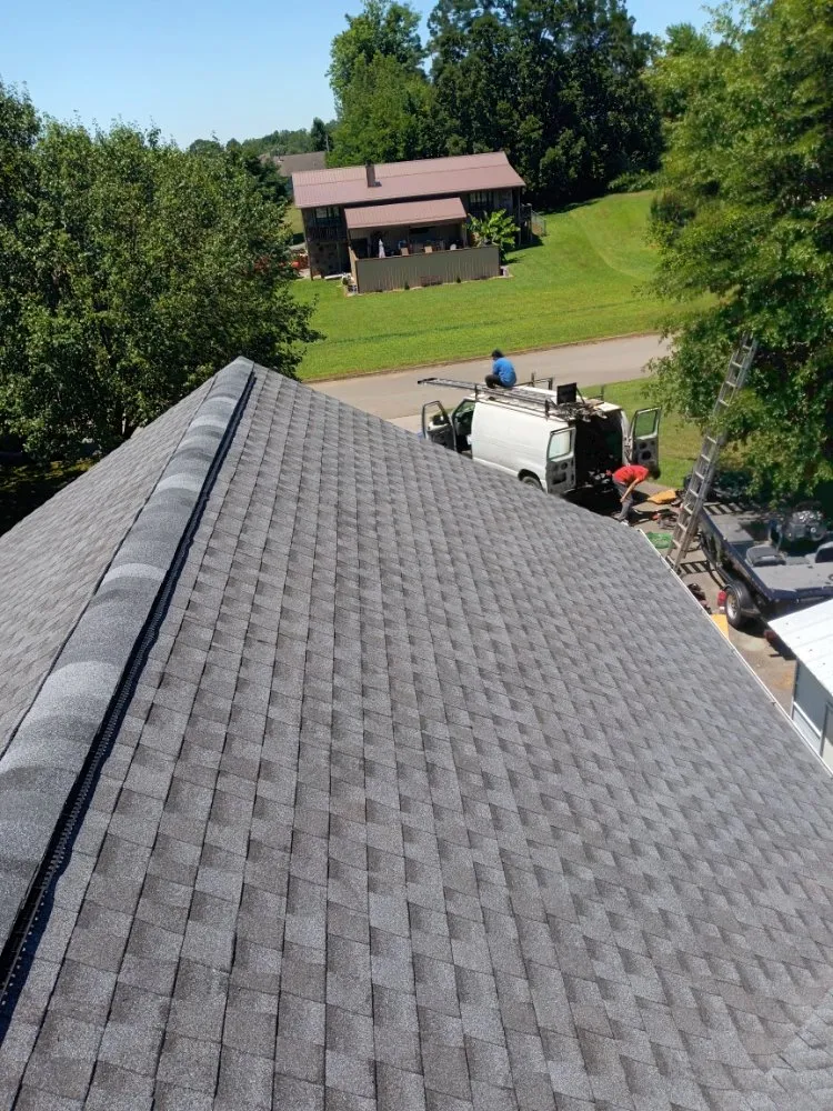 Slide of Cáceres Roofing