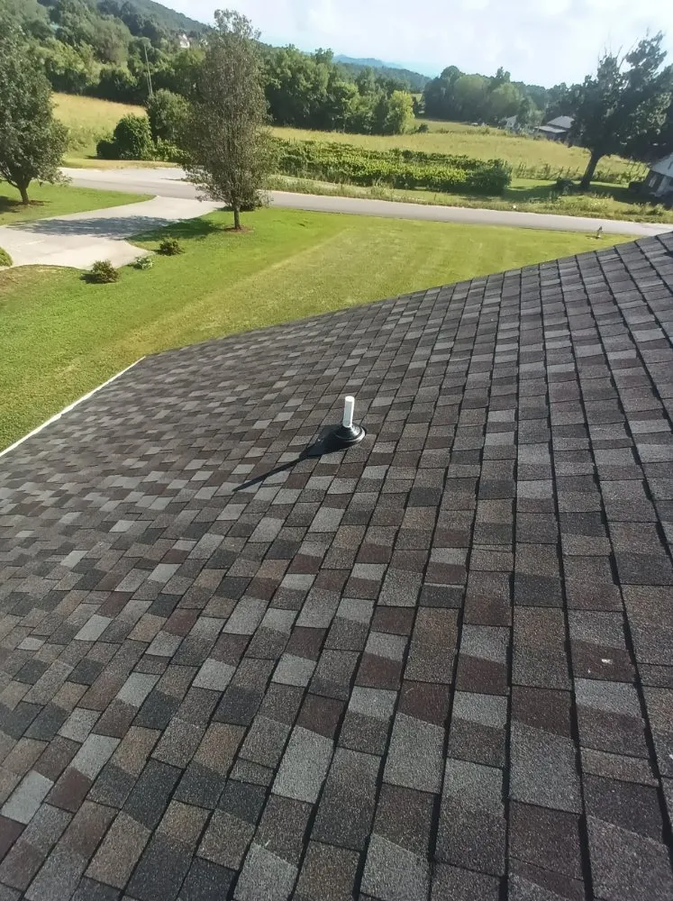 Slide of Cáceres Roofing