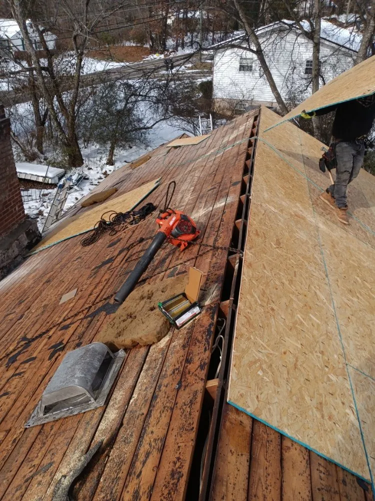 Slide of Cáceres Roofing