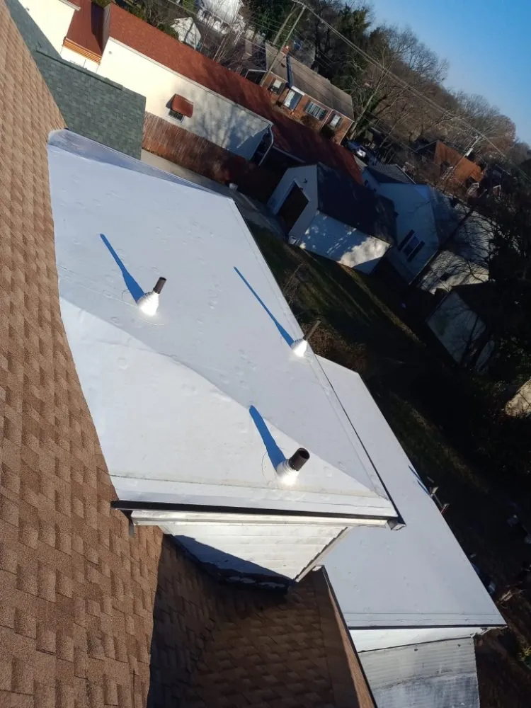 Slide of Cáceres Roofing