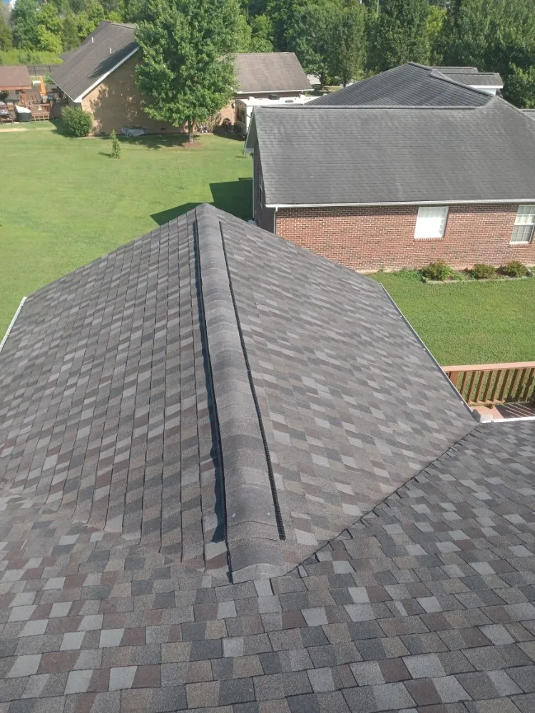 Slide of Cáceres Roofing