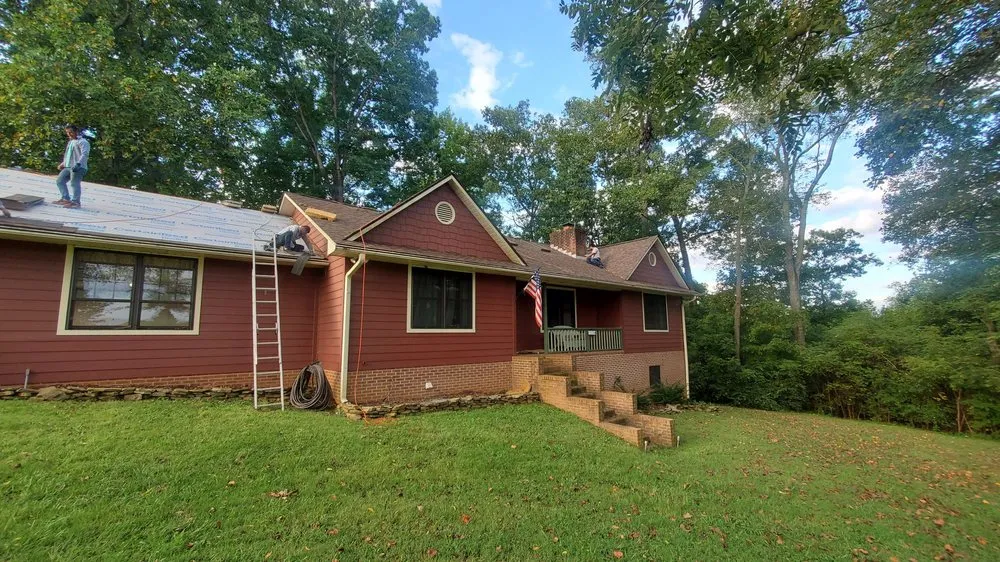 Slide of Cáceres Roofing