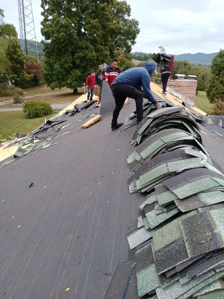 Slide of Cáceres Roofing