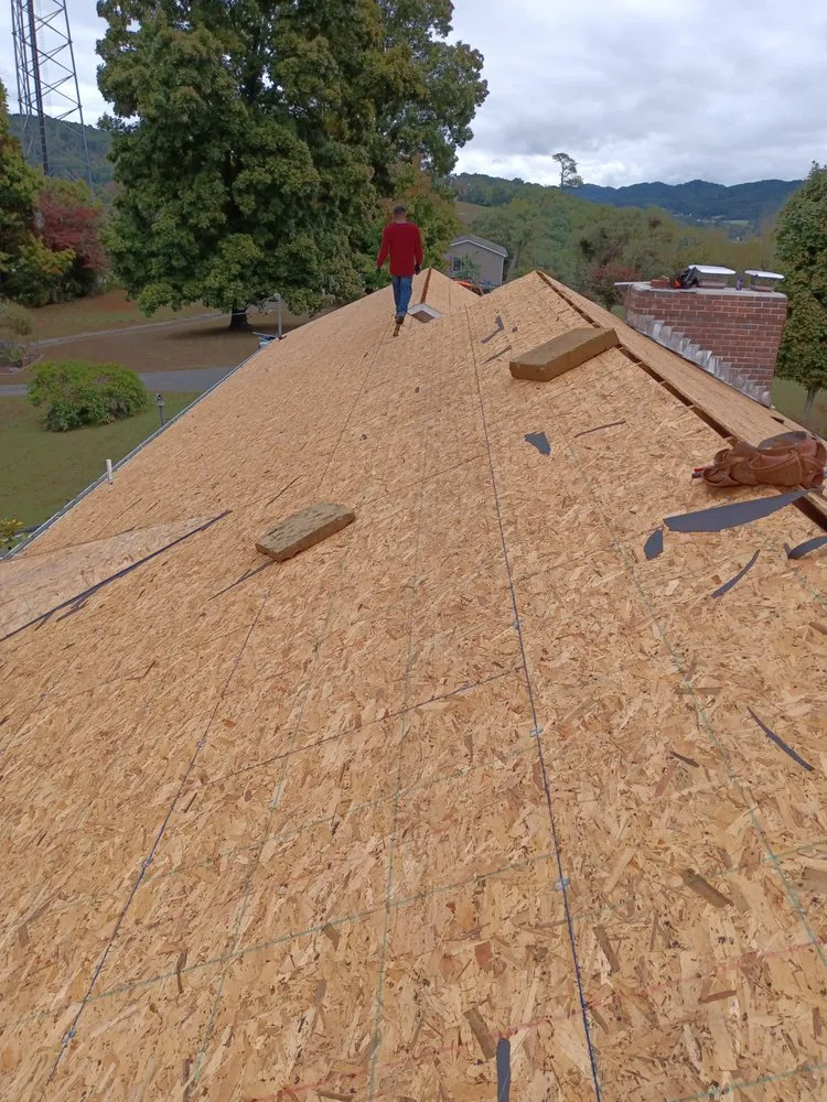 Slide of Cáceres Roofing