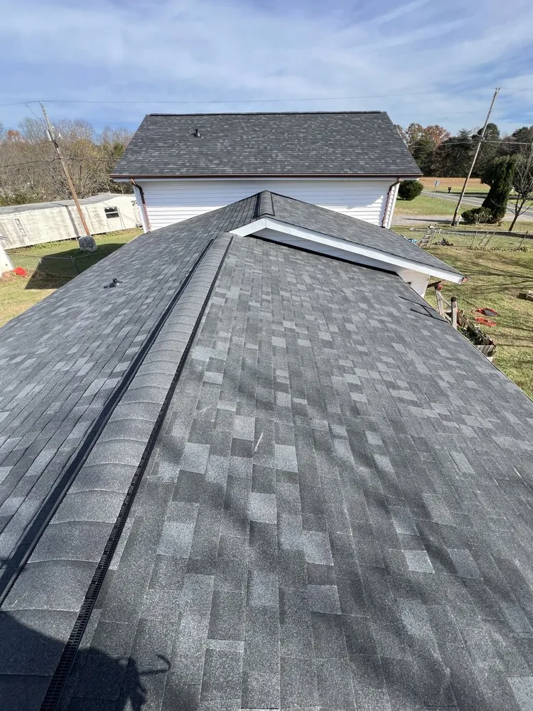 Slide of Chávez Roofing