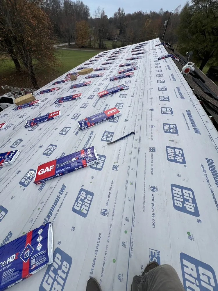 Slide of Chávez Roofing