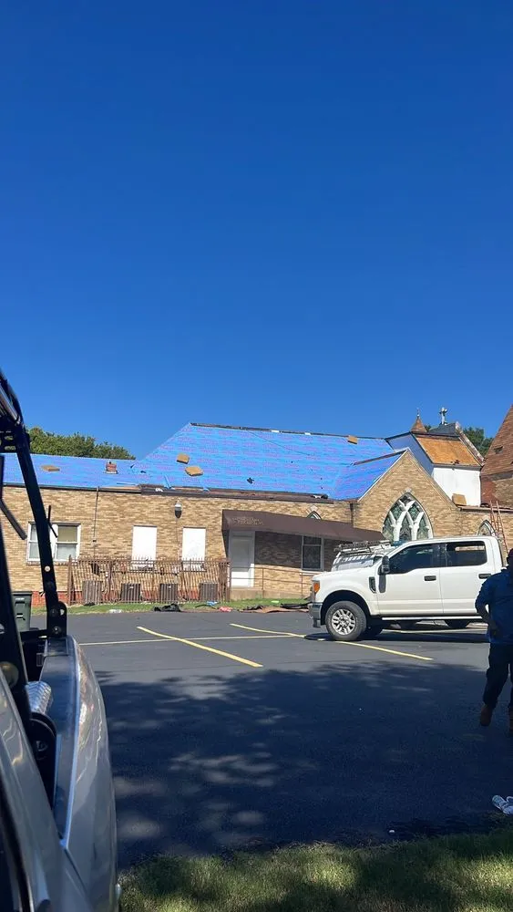 Slide of C&L Unión Roofing