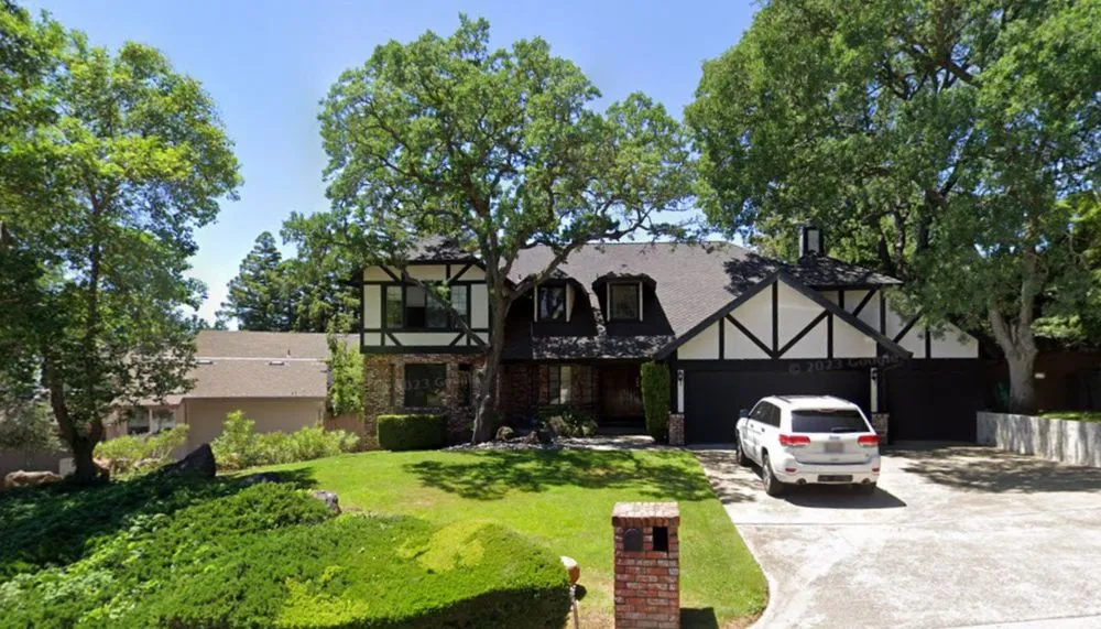 Slide of Claudex Roofing