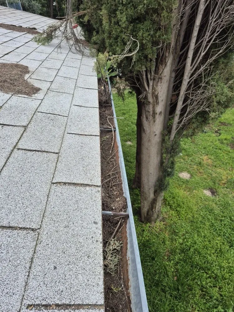 Licensed flat roof repair in Arden-Arcade, CA by Cleaning Gutters Service