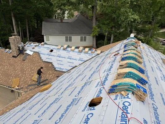 Contender Roofing Logo