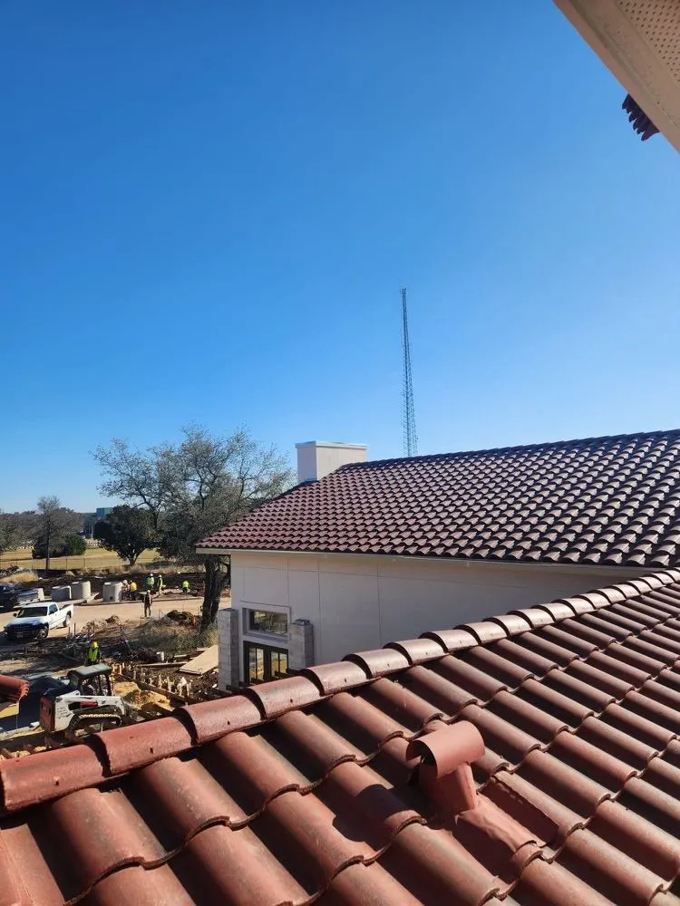 Expert shingle roofing service experts serving Del Valle, TX - Crystal Roofing & Complete