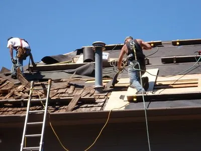 D & D Contracting Roofing Specialist Logo