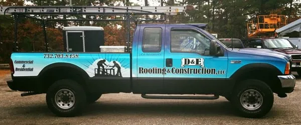 D & E Roofing and Construction Logo