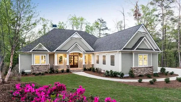 Dallas Roofing Company Logo