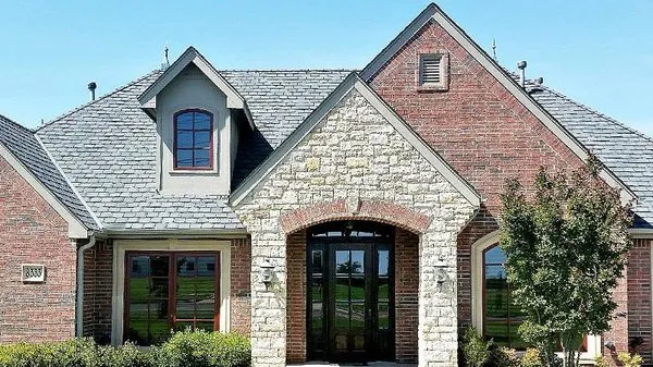 De La Cruz Roofing Logo