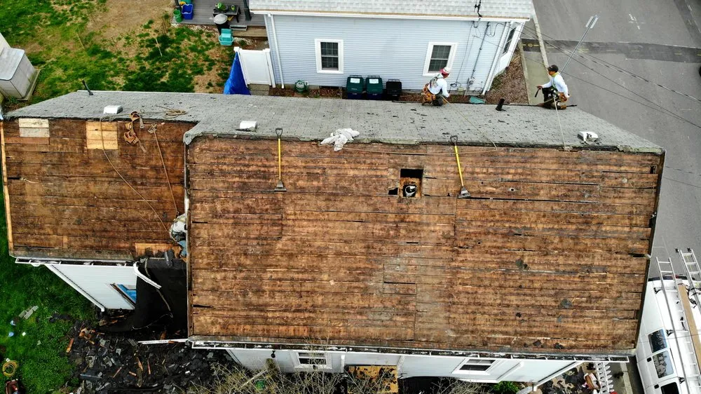 Slide of De La Rosa Roofing