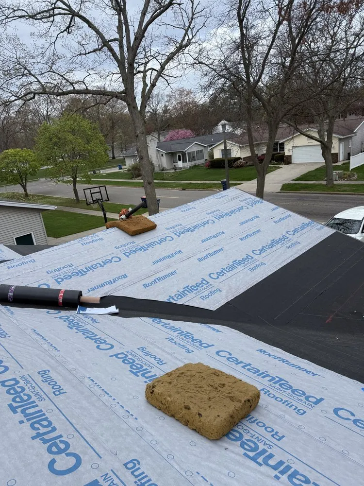 Slide of De Leon Roofing