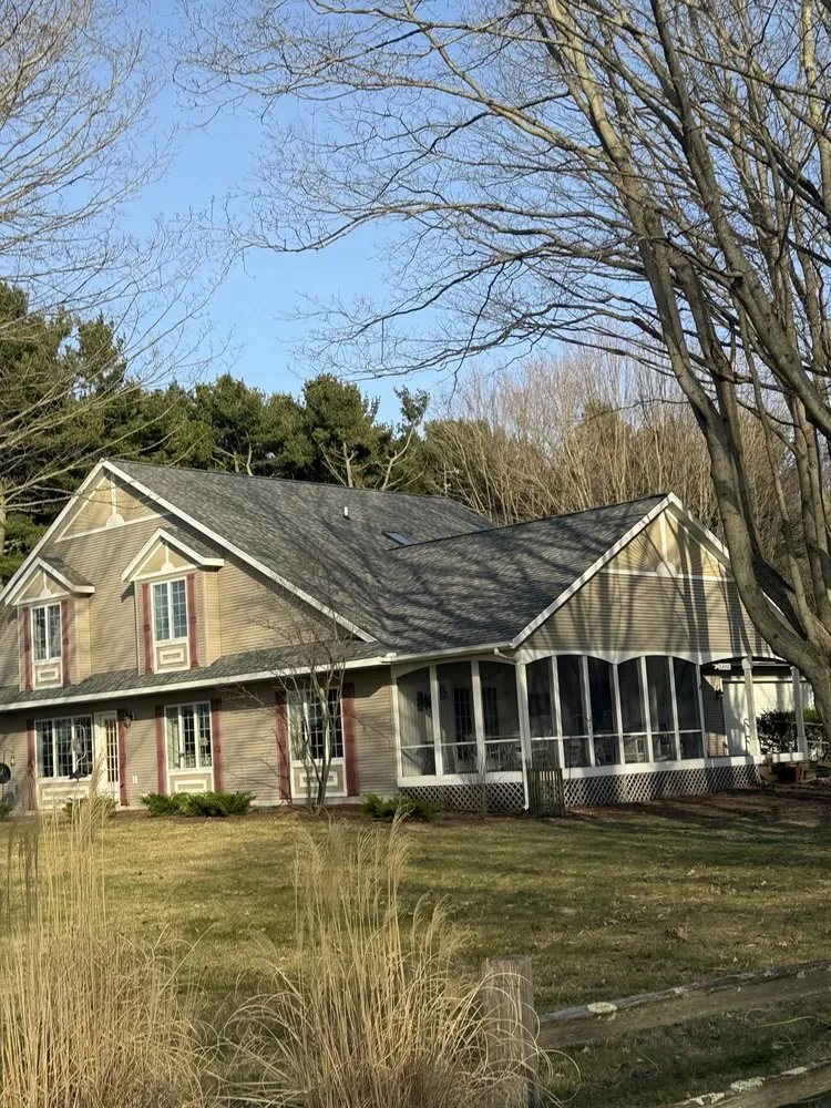 Slide of De Leon Roofing