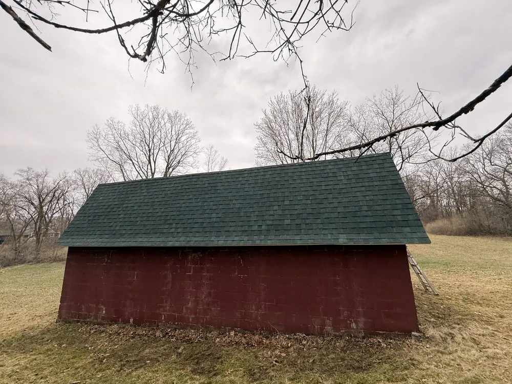 Slide of De Leon Roofing