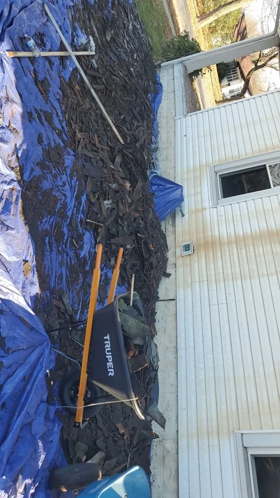 Slide of De Los Santos Roofing and Construction