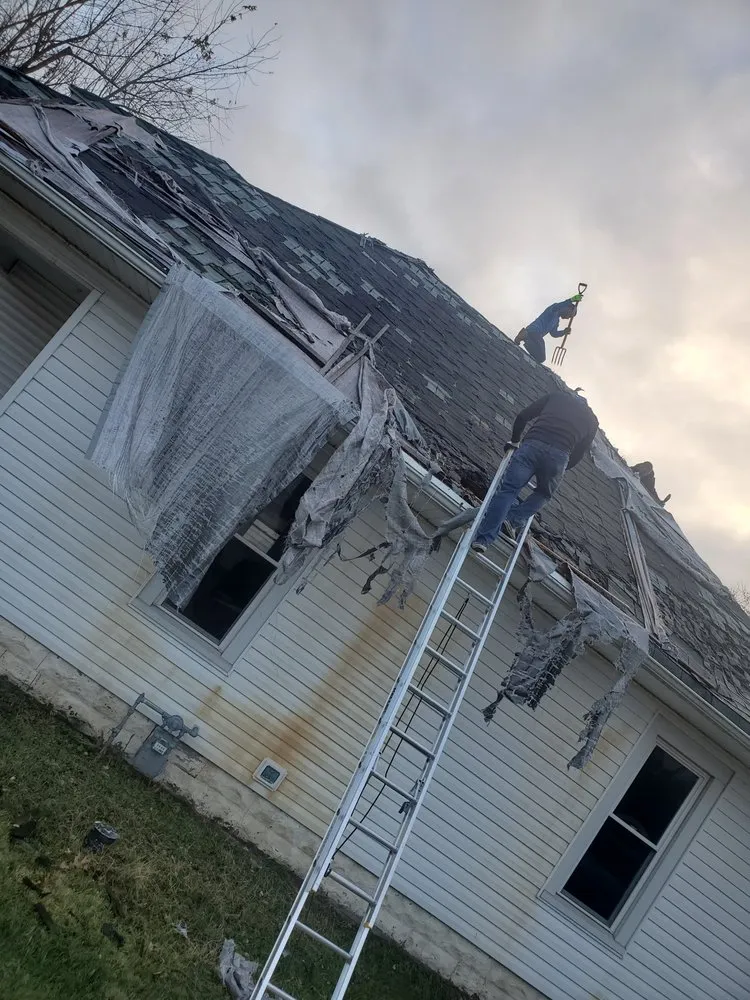 Slide of De Los Santos Roofing and Construction