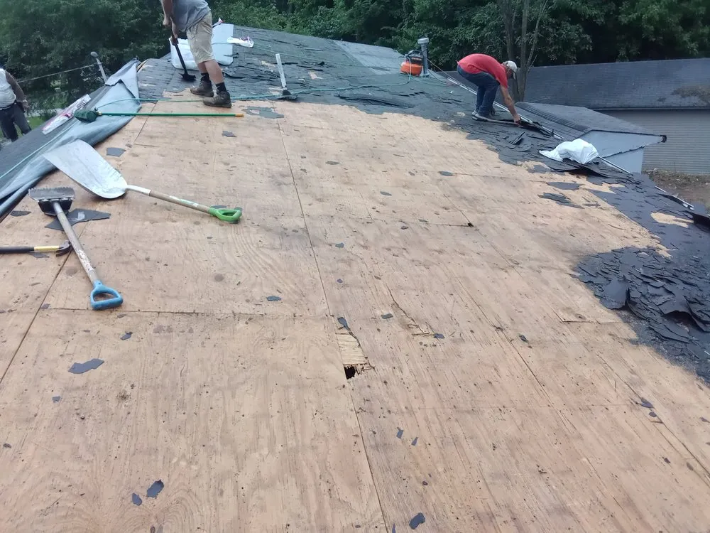 Slide of Dee's Roofing and Seamless Gutters