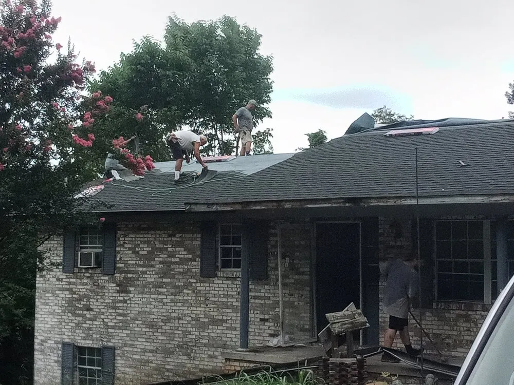 Slide of Dee's Roofing and Seamless Gutters