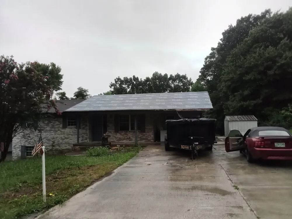 Slide of Dee's Roofing and Seamless Gutters