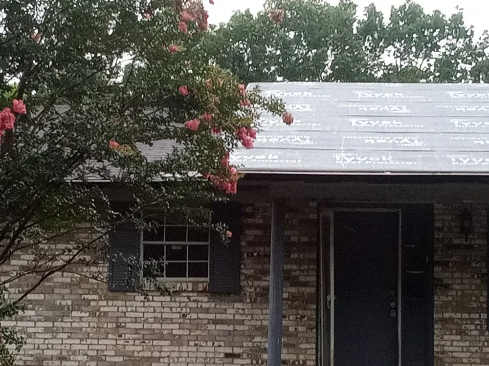 Slide of Dee's Roofing and Seamless Gutters