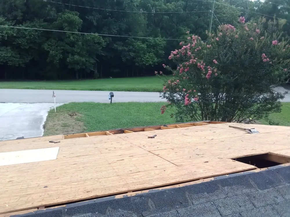 Slide of Dee's Roofing and Seamless Gutters