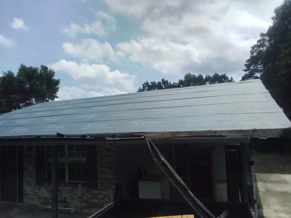 Slide of Dee's Roofing and Seamless Gutters