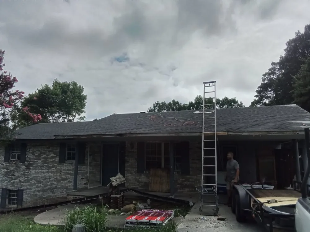 Slide of Dee's Roofing and Seamless Gutters