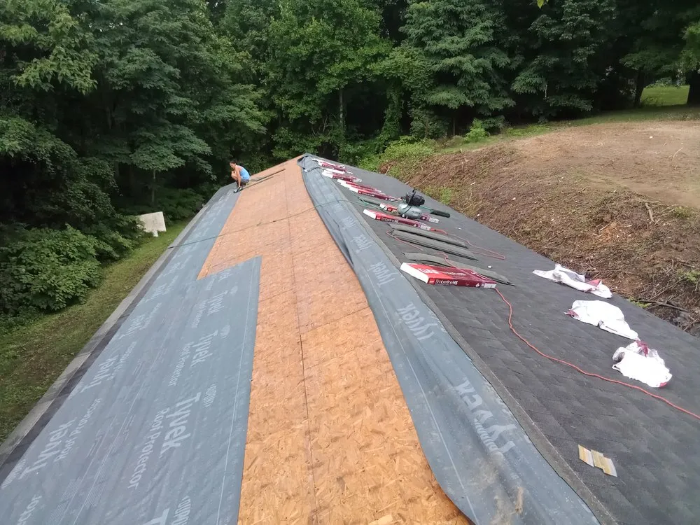 Slide of Dee's Roofing and Seamless Gutters